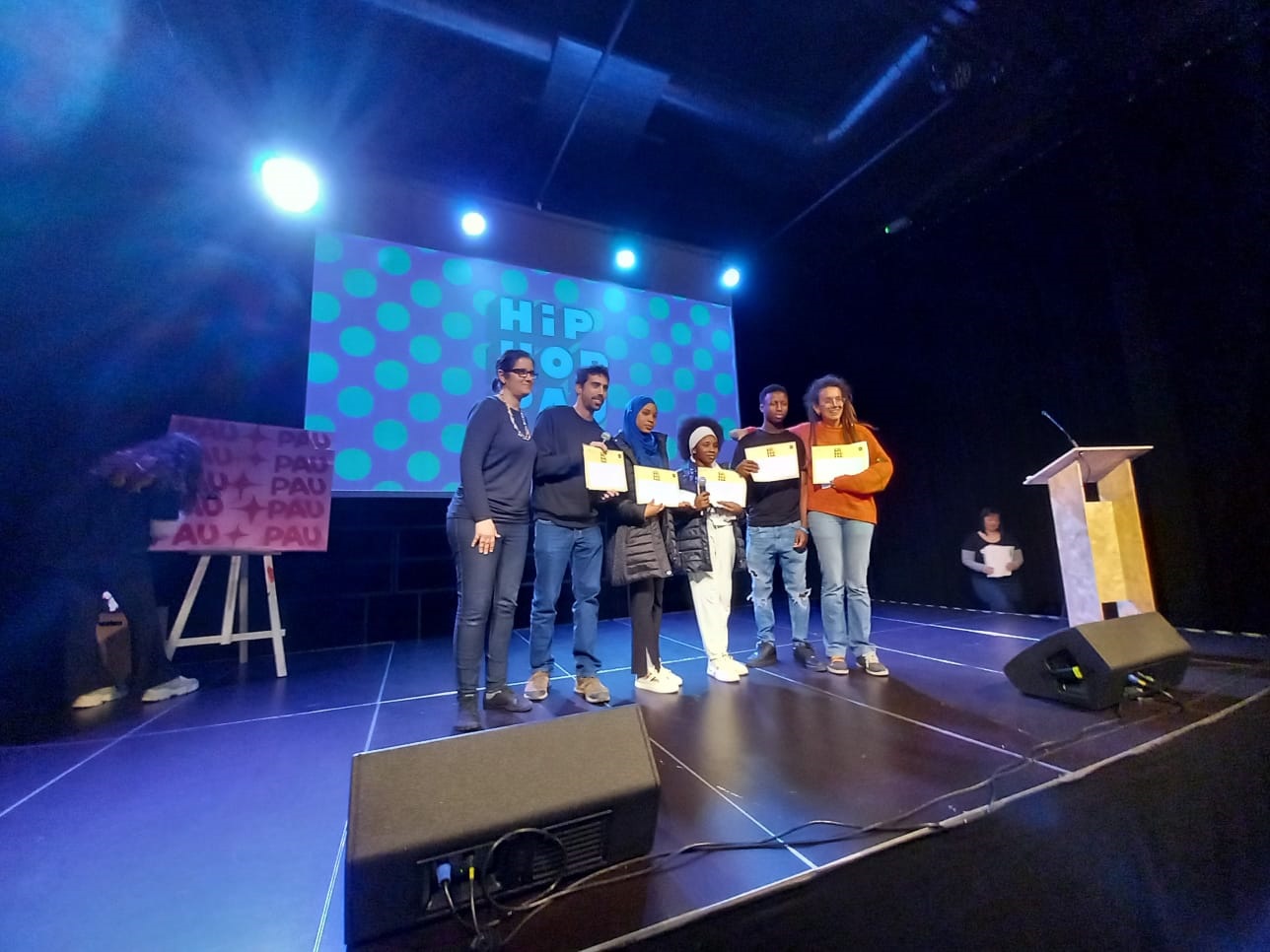 Joves del projectes 9aVic durant el lliurament de premis del Concurs Hip-hop per la Pau